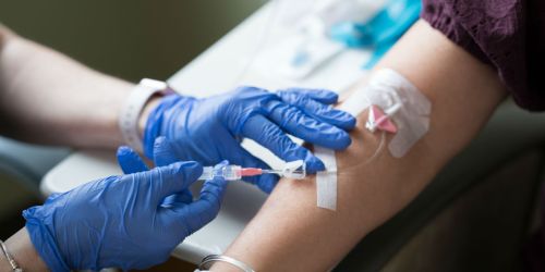 L'incubo per le vittime dell'infermiere: «Abusi sessuali durante la chemioterapia»