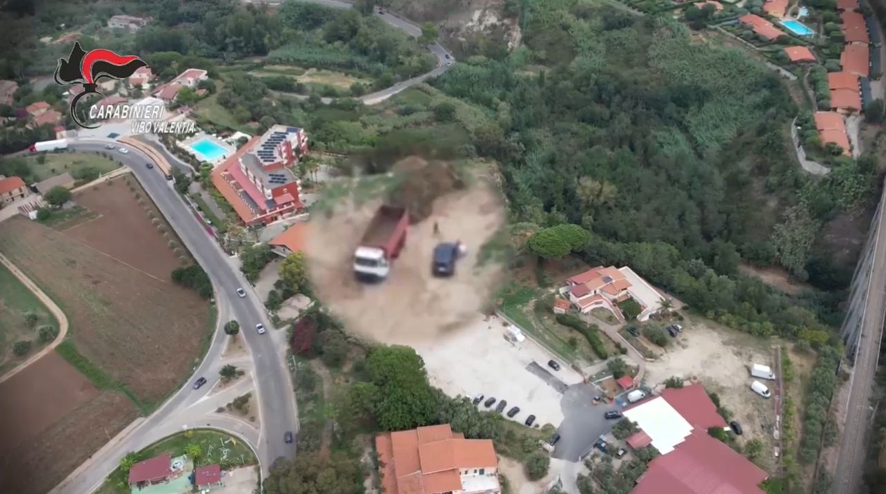Discarica abusiva nel Vibonese: scarti, plastiche e materiali inquinanti in due ettari di terreno – FOTO E VIDEO