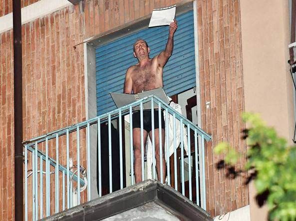 Torino, il commerciante barricato in casa si è arreso – VIDEO