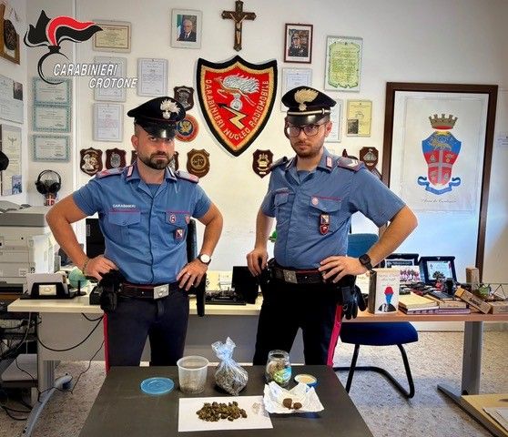 Nascondeva droga in casa, arrestato un uomo a Cirò Marina
