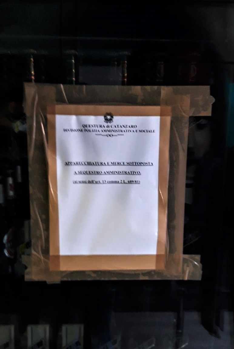 Catanzaro, sequestrati distributori automatici di bevande alcoliche