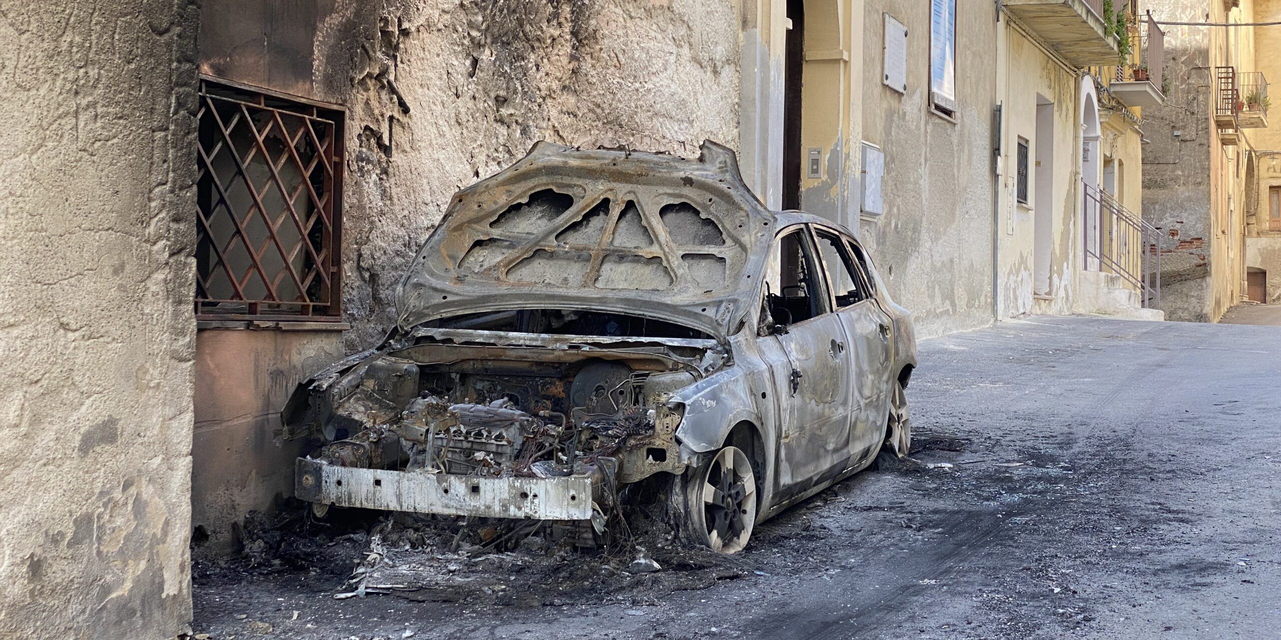Incendio doloso a Cassano, auto a fuoco nel centro storico – FOTO
