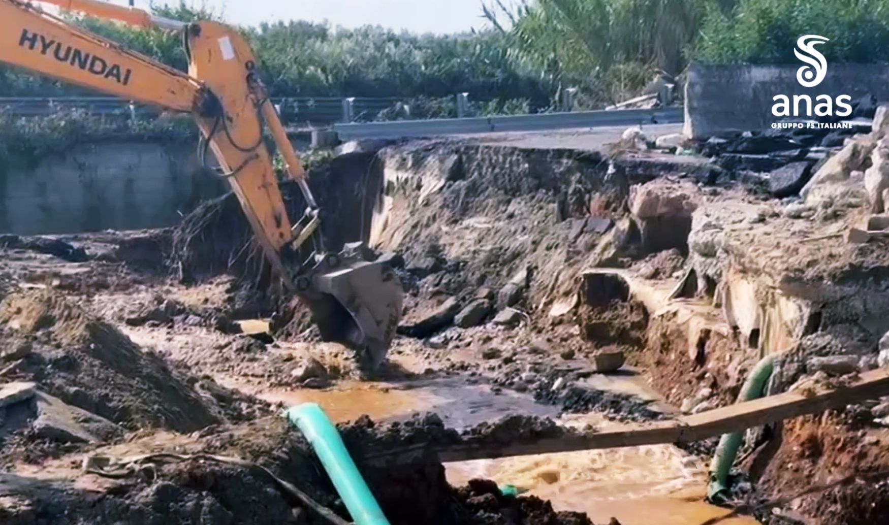 Voragine sulla SS 280, continuano i lavori di ripristino – FOTO E VIDEO