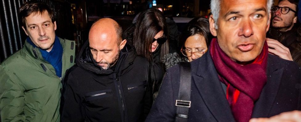 Crans Montana, i familiari delle vittime aggrediscono i Moretti