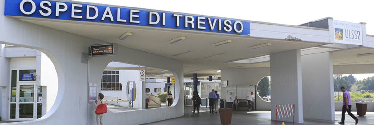 Fa surf sul cofano dell’auto e cade, morto dopo 9 giorni