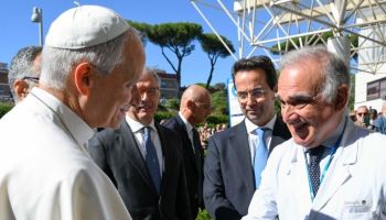«Decorso post operatorio regolare per il Papa, è di buon umore»