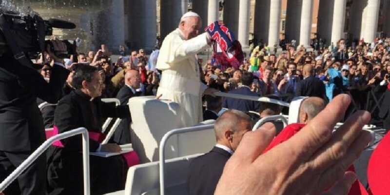 Quando Papa Francesco sventolò a piazza San Pietro le sciarpe di Cosenza e Crotone