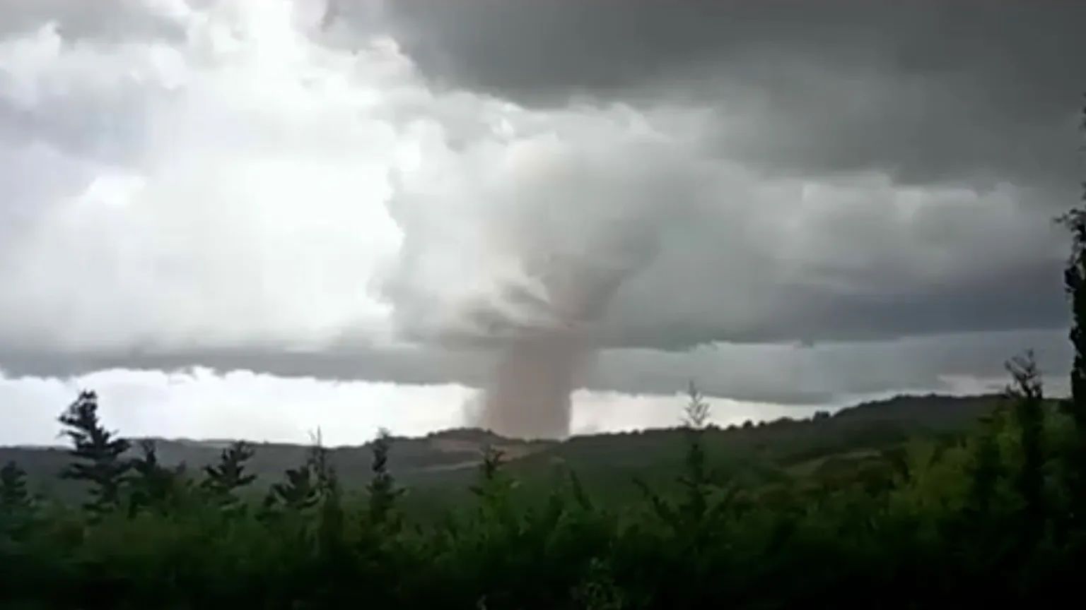 Francia, tornado si abbatte su Pomas: 39 feriti