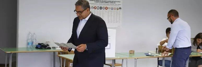 Toti vota accompagnato dalla Finanza