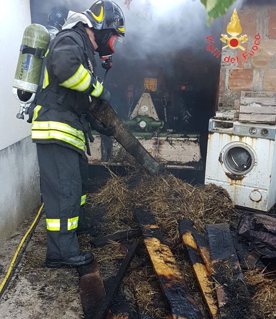 In fiamme un deposito di fieno a Feroleto Antico, malore per il proprietario