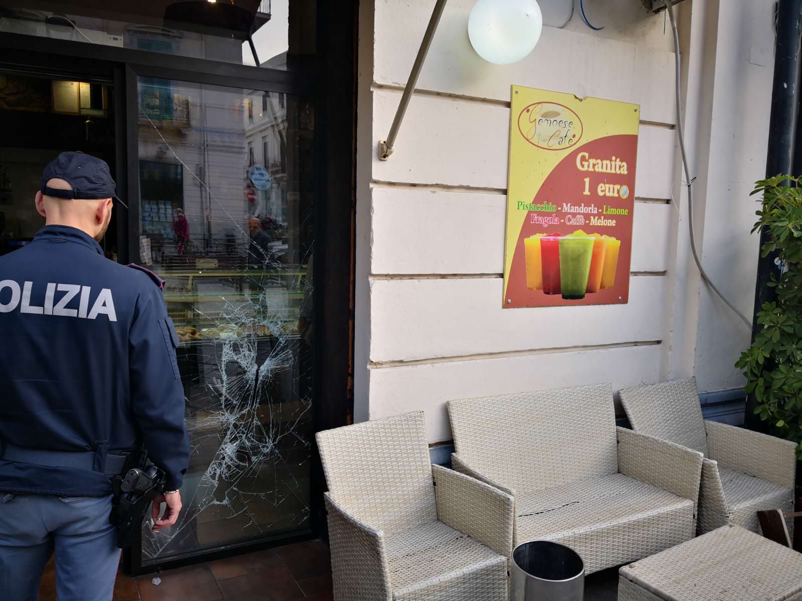 Rompe la vetrina di un negozio e ruba l'incasso, arrestato 48enne a Reggio