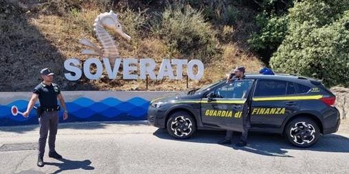 Residenze fittizie e agevolazioni indebite: a Soverato evasione Imu per 350 mila euro. Coinvolte 97 persone – VIDEO