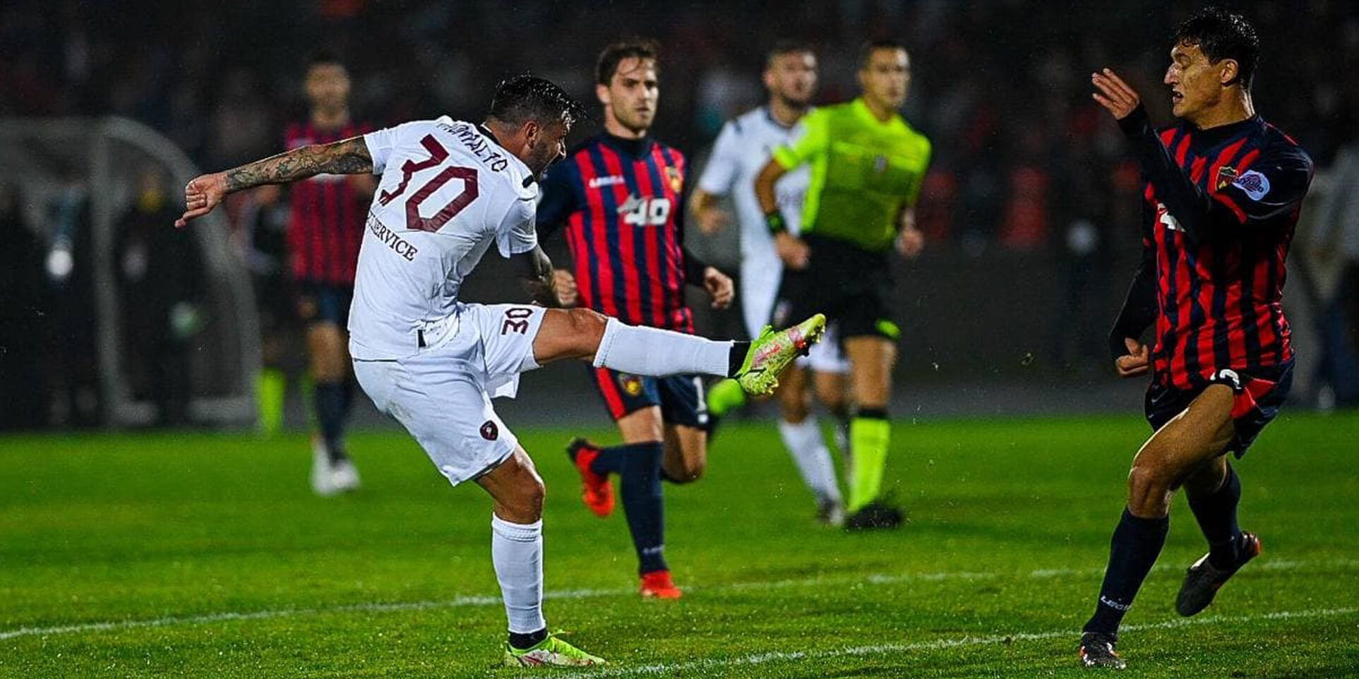 Reggina, la serata perfetta: vince il derby contro il Cosenza e sale in vetta alla classifica