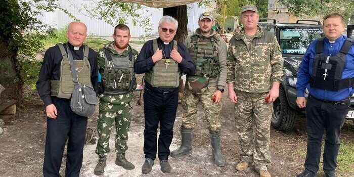 Spari all’inviato del Papa in Ucraina: «Siamo vivi»