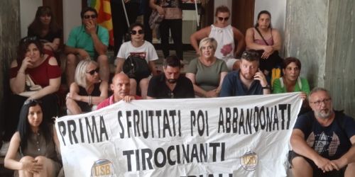 Continua la mobilitazione dei tirocinanti, protesta in Prefettura a Cosenza