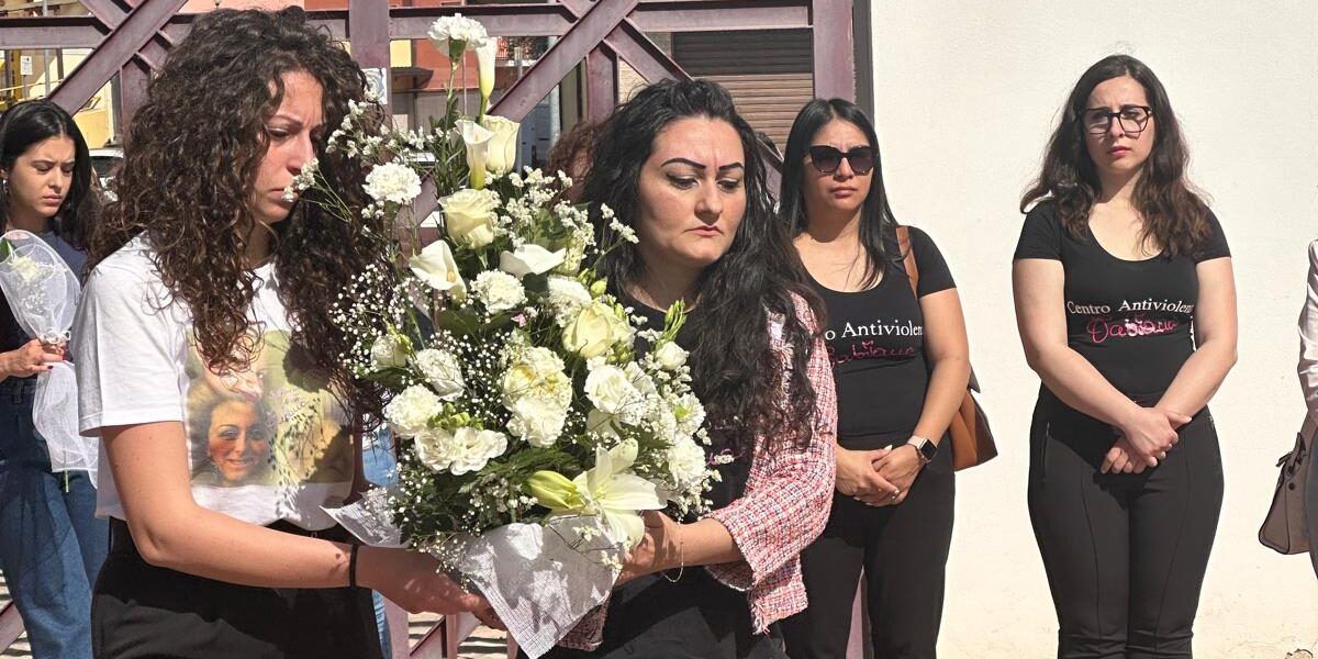 Il ricordo di Fabiana Luzzi, rose bianche per la 16enne bruciata viva dal fidanzato