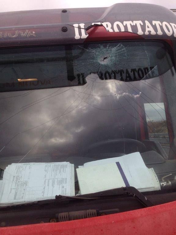 Sassi da cavalcavia A2, denunciati due minori rom