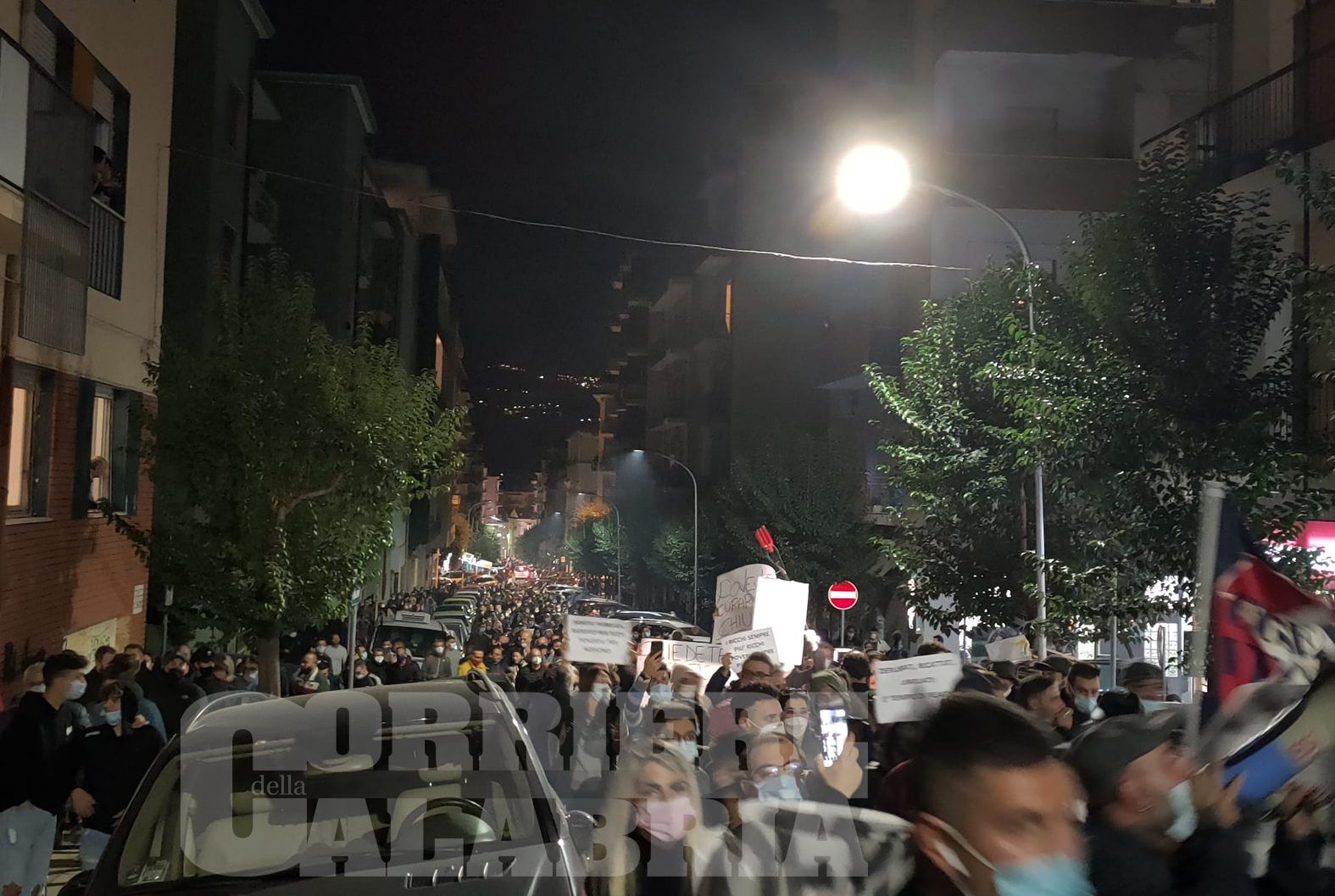 «Blocchiamo la Calabria». Sit-in a Cosenza per protestare contro lo «scandalo sanità»
