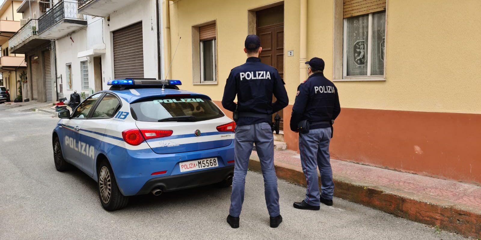 Due poliziotti salvano una 92 da una fuga di gas, il ringraziamento dei nipoti