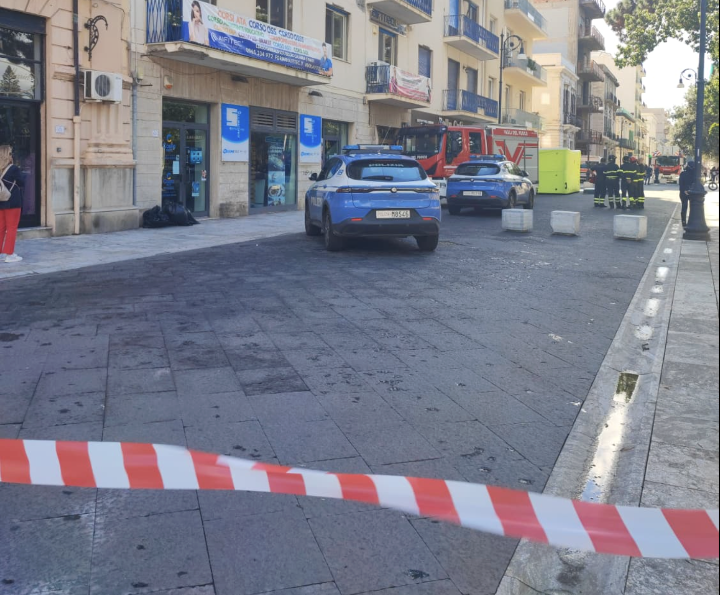 Minacciava di lanciarsi dal quarto piano di uno stabile, giovane salvata a Reggio Calabria