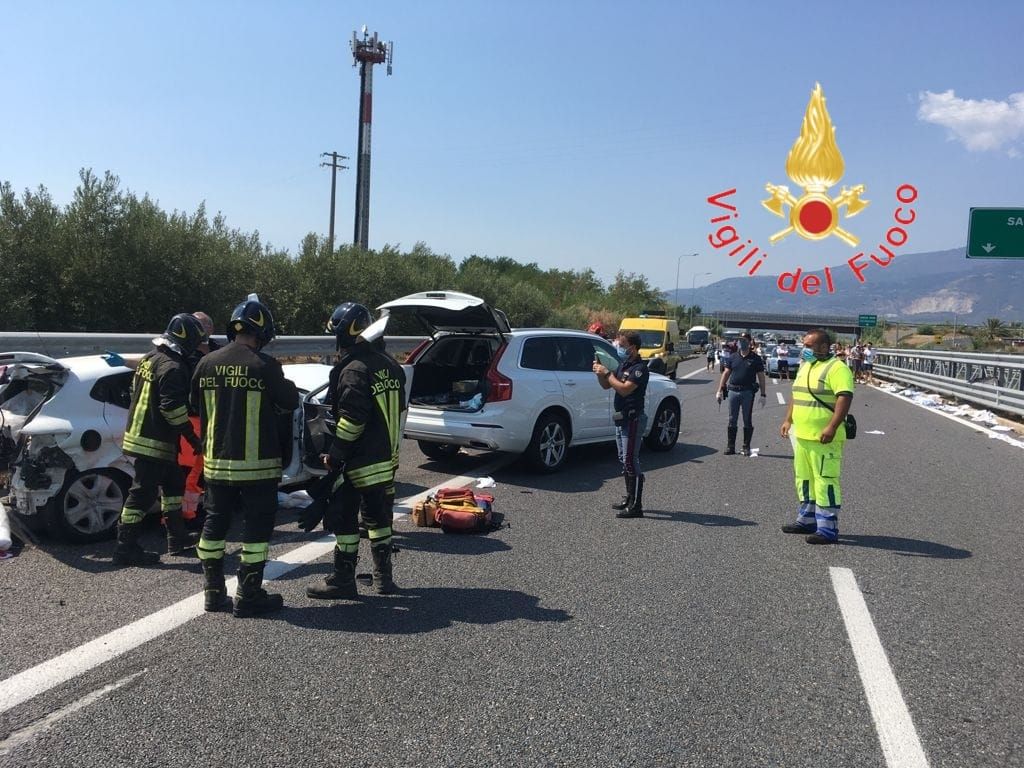 Scontro sulla A2 nei pressi di Lamezia: tre feriti, uno è grave – VIDEO