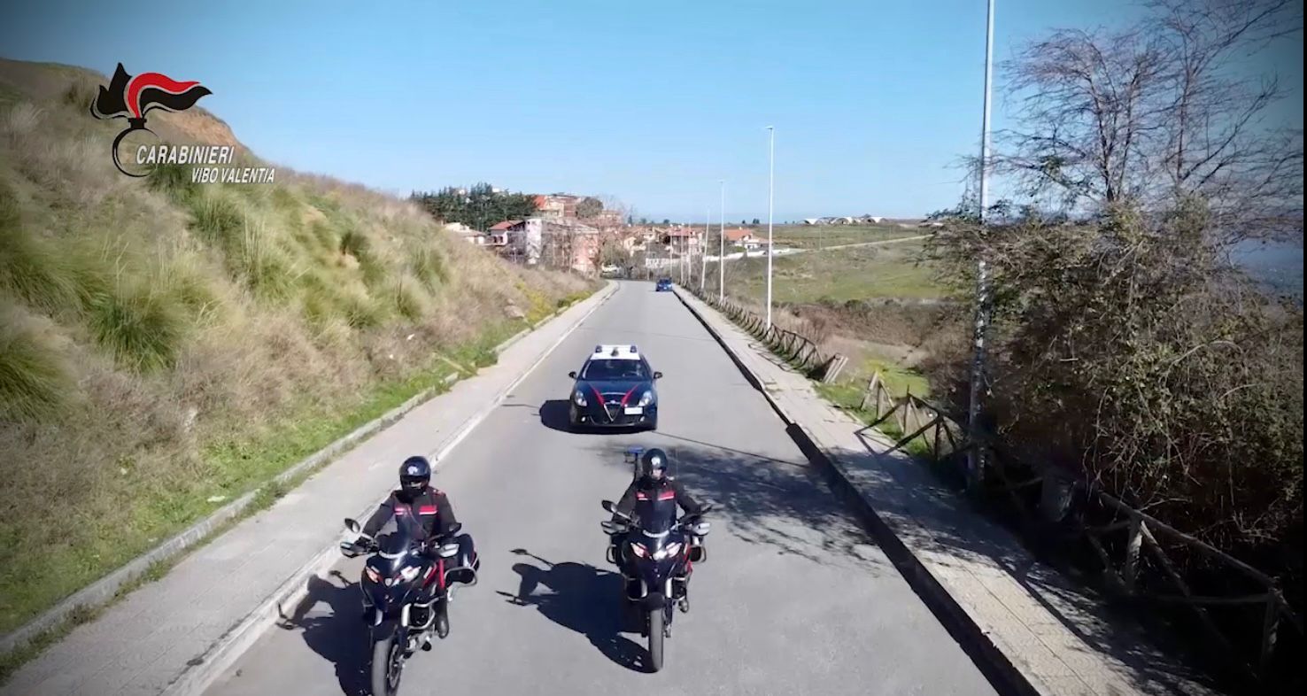 Spaccio, armi, occupazione abusiva e guida senza patente: il bilancio di ferragosto dei Carabinieri di Vibo – VIDEO