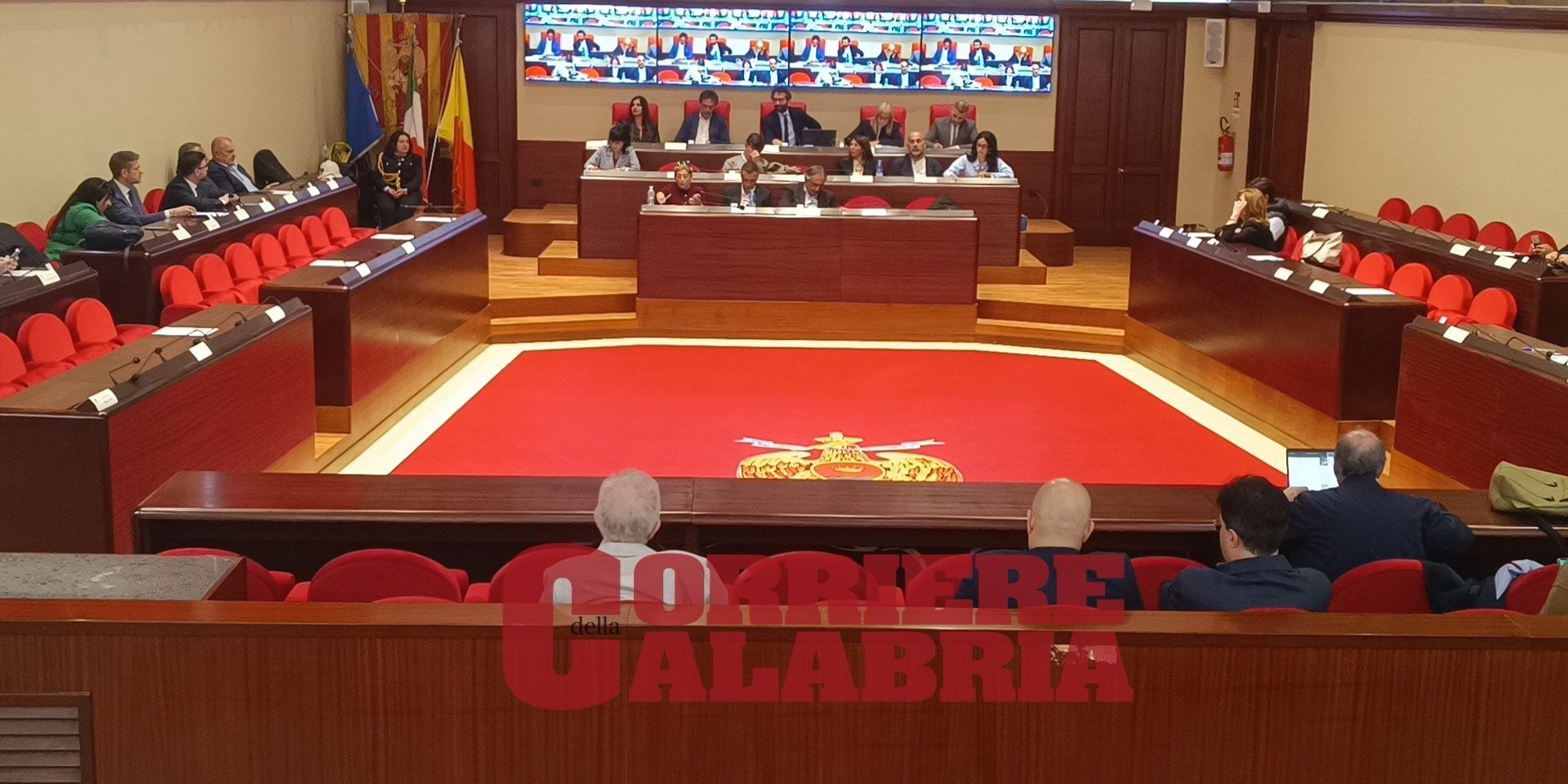 Banchi vuoti e niente dibattito politico. Il Consiglio comunale di Catanzaro ha già imboccato la “discesa”