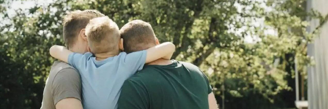 Milano, nullo l’atto di nascita del figlio di 2 padri. Validi altri 3 casi