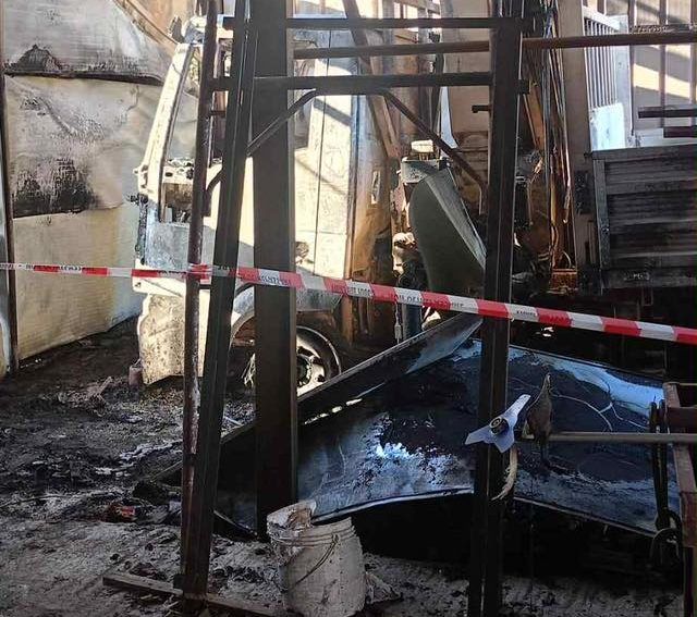 Incendio distrugge i mezzi di una ditta edile nel Vibonese