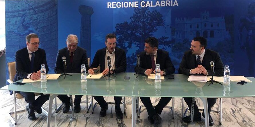 Acqua, la pax dopo le polemiche: sottoscritto l’accordo tra Comune di Reggio e Sorical – VIDEO