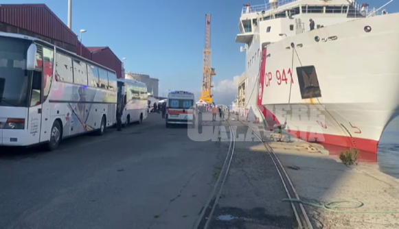 Sbarcati 32 migranti a Vibo Valentia, c’è anche un neonato di 2 mesi