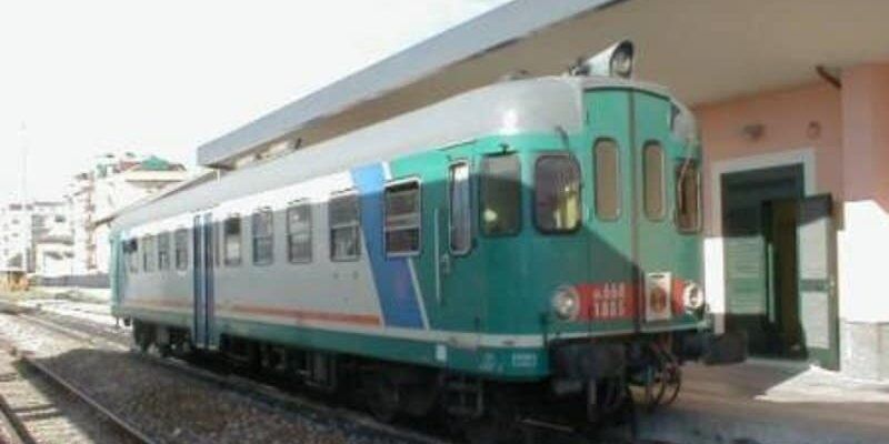 Stangata sui pendolari calabresi, aumento del 40% sugli abbonamenti di Tenitalia