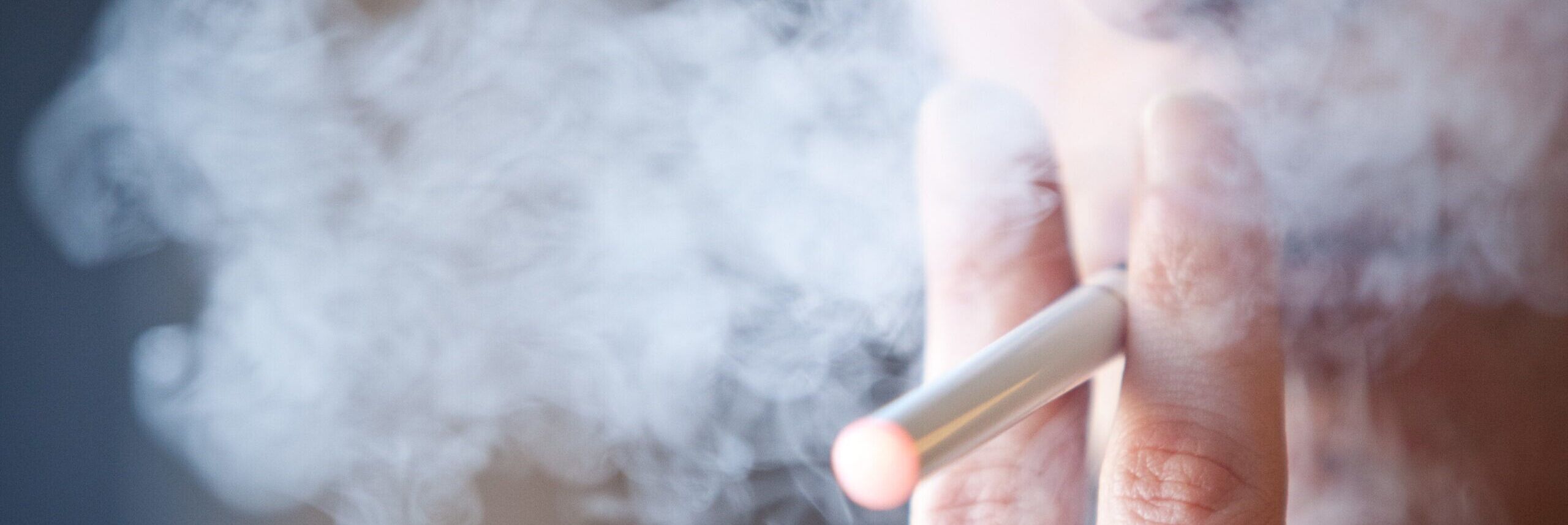 In Italia fuma il 22% dei teenager. Gli oncologi: «Alzare i costi»