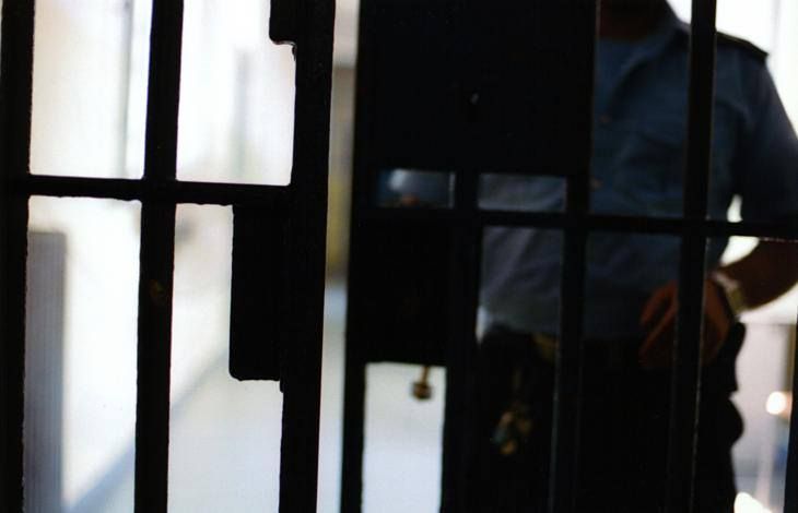 Rossano, ergastolano aggredisce un agente