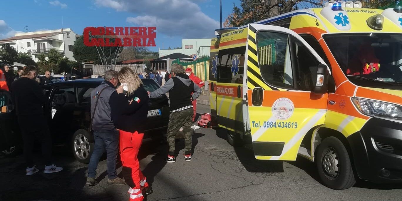 Malore in auto, 71enne si schianta contro un muretto e muore