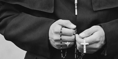 «Ci pensa don Gianni…». I 300 euro versati al sacerdote per il certificato al familiare di un uomo dei Bellocco