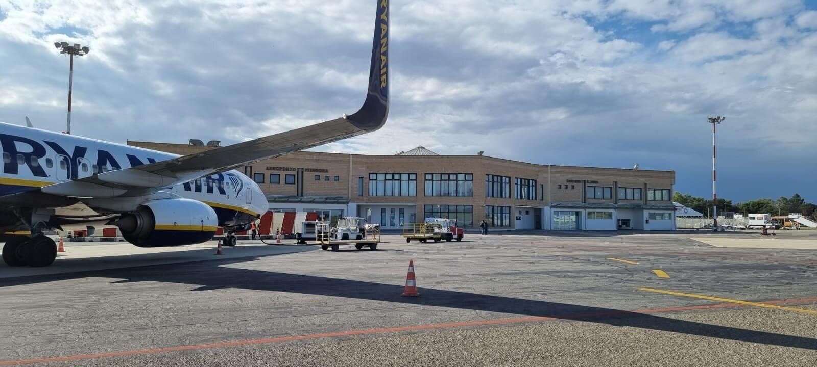 Proteste per un volo cancellato a causa del vento all’aeroporto di Crotone, interviene polizia