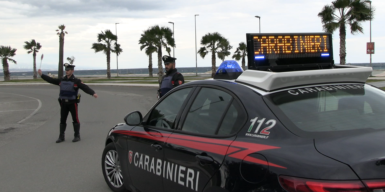 Stretta dei carabinieri nelle zone della movida a Soverato, numerose denunce e sanzioni