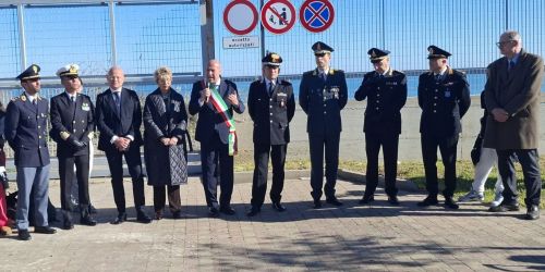 Fiori e preghiere per le vittime di Steccato di Cutro nel Giardino di Ali