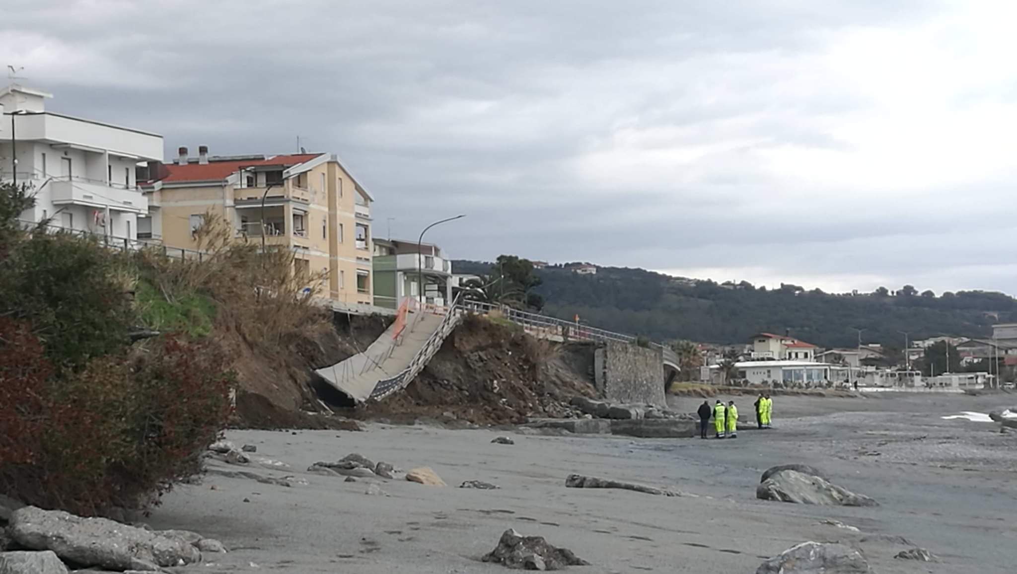 Maltempo, crolli a Falerna a causa di una mareggiata – FOTO