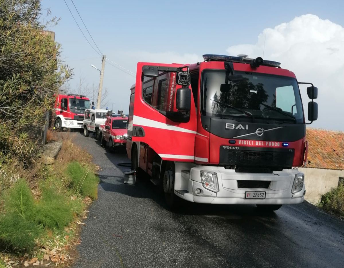 Auto precipita in un dirupo nel Reggino, tre feriti