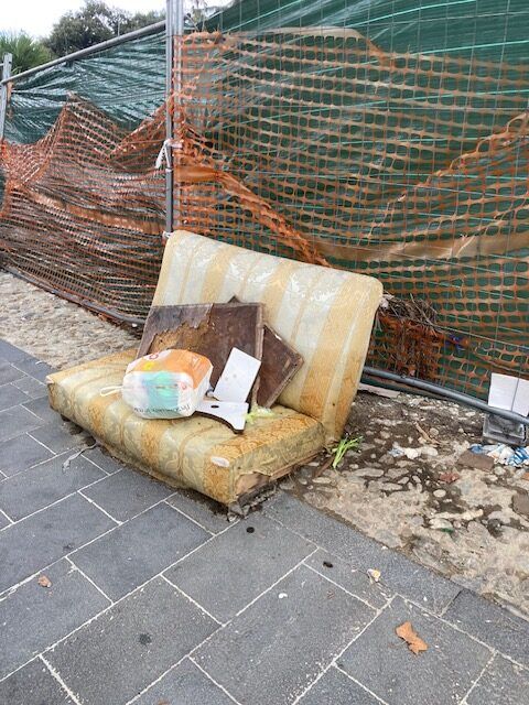 In giro per il centro di Cosenza, dove i cumuli di rifiuti sembrano installazioni d’arte (brutta) – FOTO