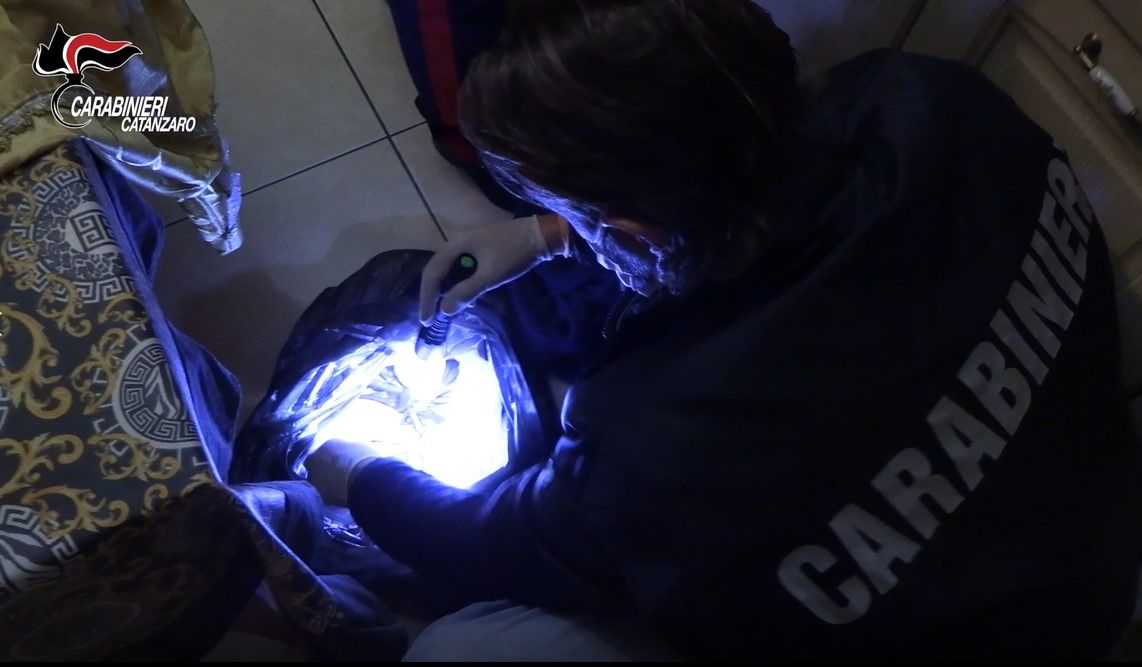 Spaccio, colpo ai sodalizi criminali rom e albanesi. 14 arresti tra Catanzaro e Girifalco – NOMI E VIDEO