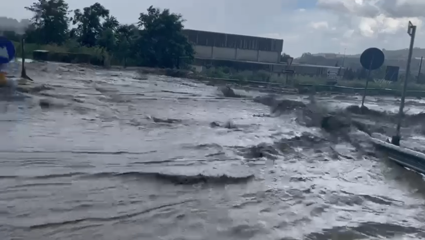 Bomba d’acqua nel Catanzarese, Fiumi di acqua e fango a Settingiano e Tiriolo – VIDEO