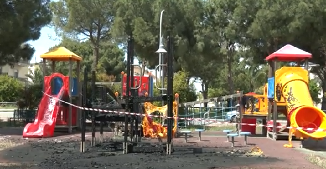 Parco giochi di Marina di Gioiosa devastato, Marziale: «Delinquenti»