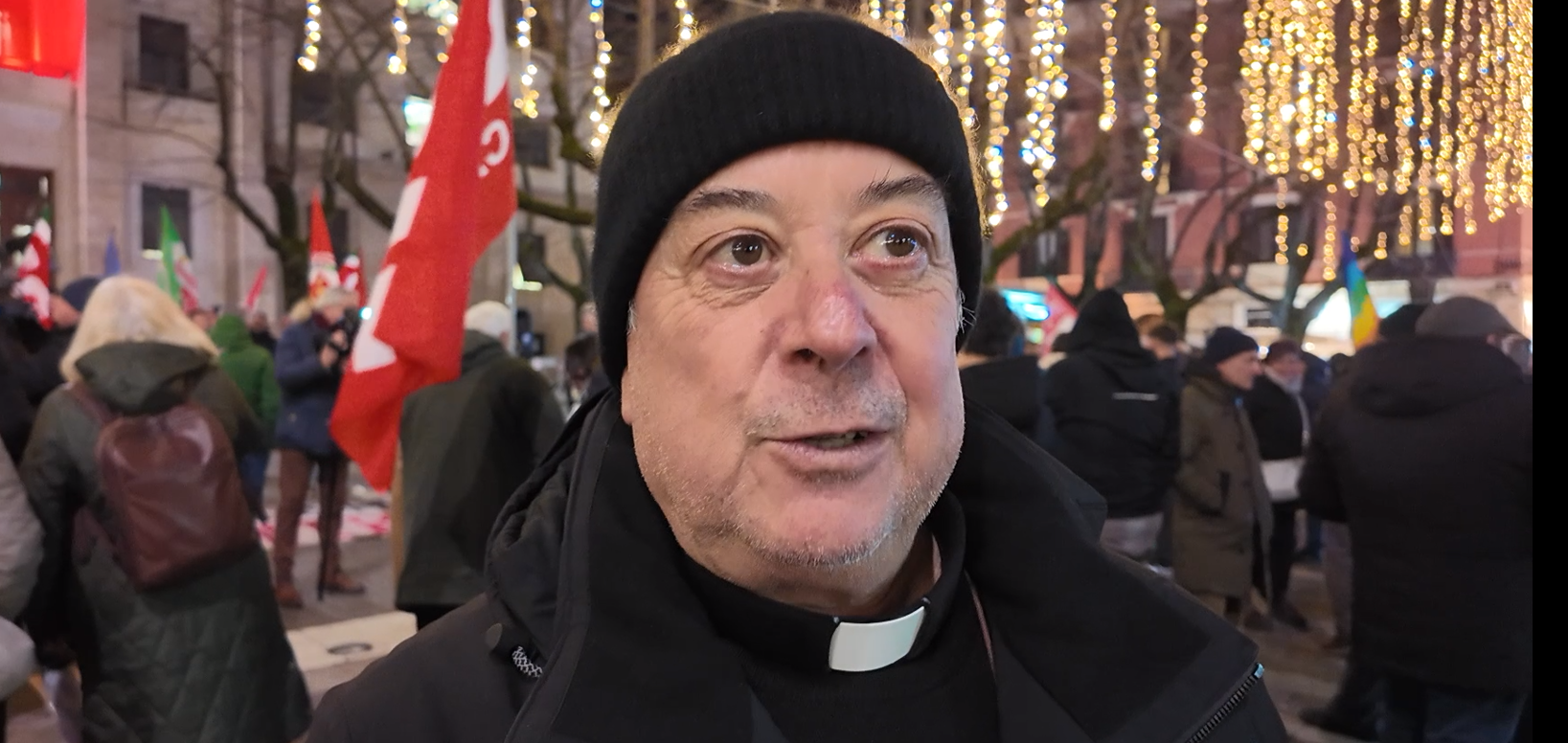 «Menomale che ci sono persone sensibili»: il vescovo Checchinato in piazza a Cosenza per dire no alla guerra