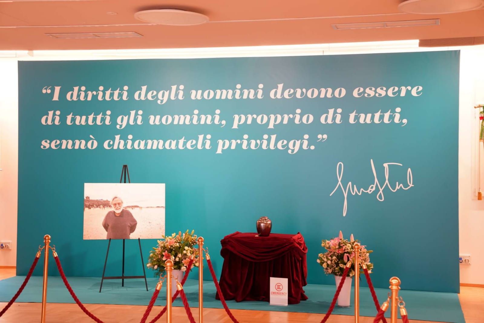 Migliaia di persone per l’ultimo saluto a Gino Strada. Camera ardente aperta fino a lunedì