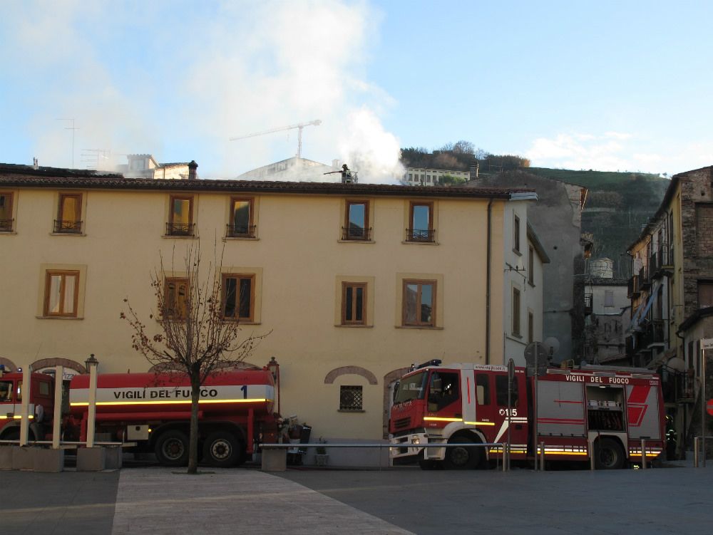 Palazzo in fiamme a Cosenza, c`è una vittima