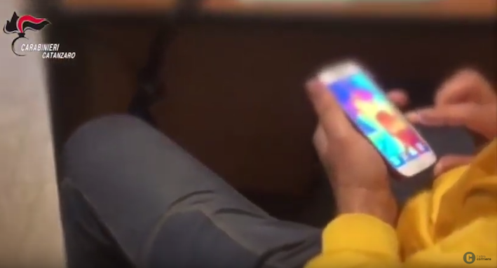 Si fingeva cieco da 10 anni ma guidava, gli sequestrano 98mila euro – VIDEO