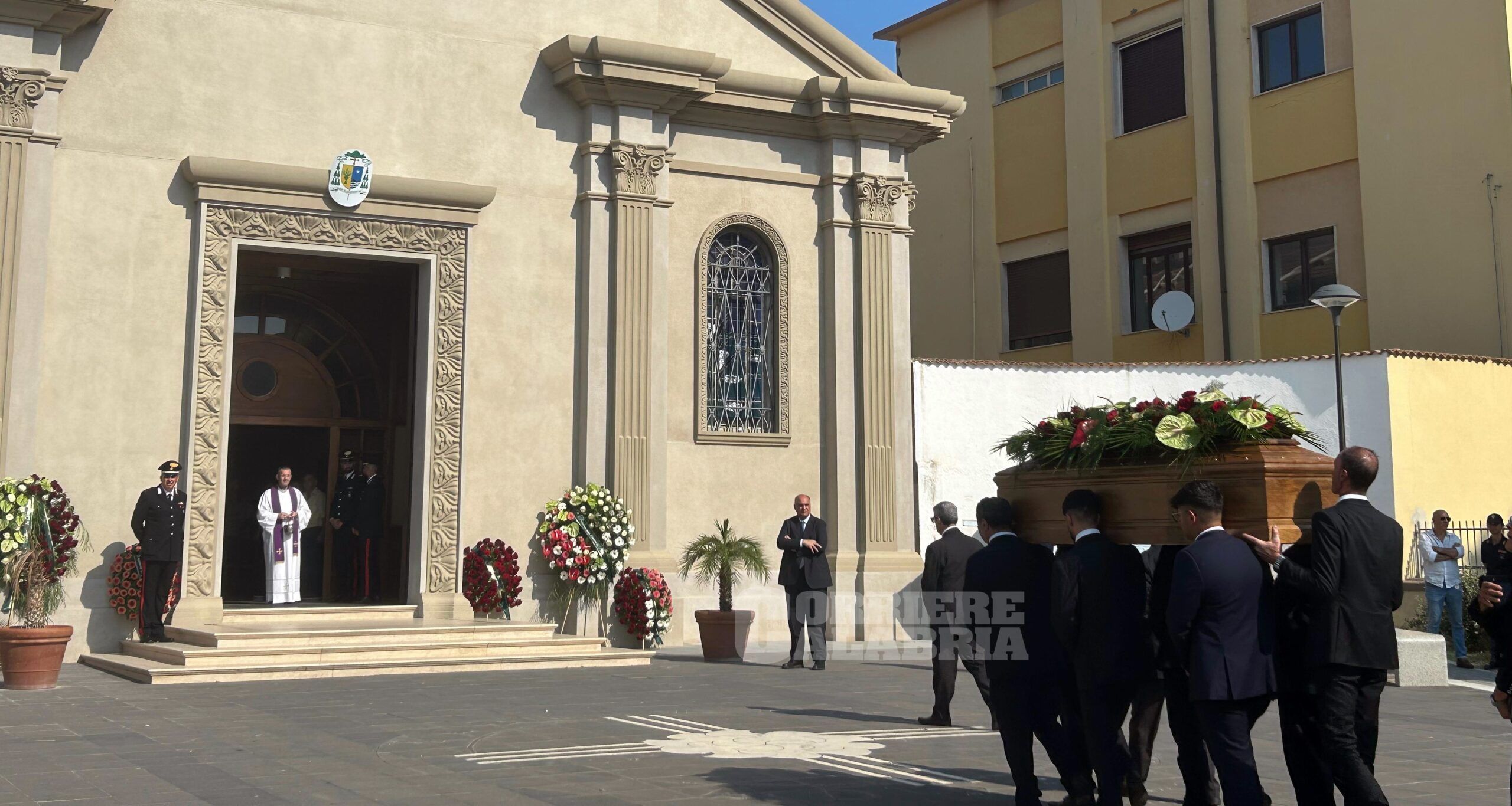 A Locri è il giorno del dolore, celebrati i funerali del Garante D’Ettore – VIDEO